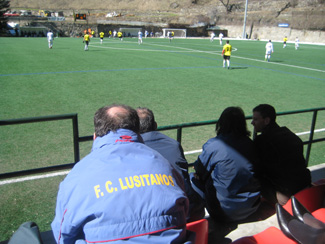 Gespannte Zuschauer des FC Lusitans