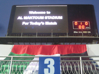 Anzeigetafel im Al Maktoum Stadion