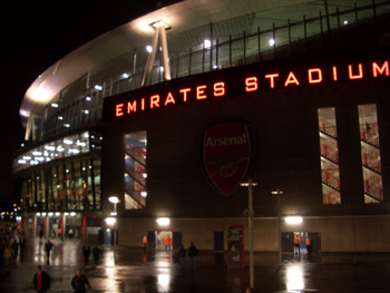 Von auen berzeugt das Emirates Stadium...
