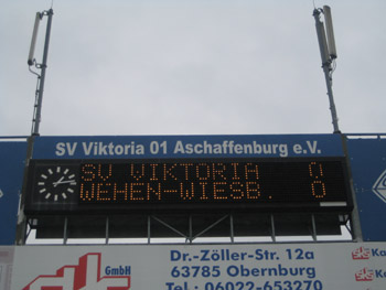 Anzeigetafel Viktoria gegen Wehen Wiesbaden