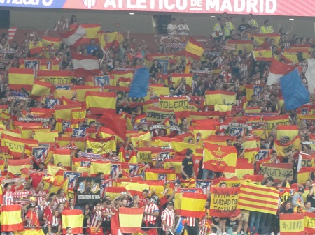 Spanien-Fahnen bei Atletico Madrid gegen FC Barcelona