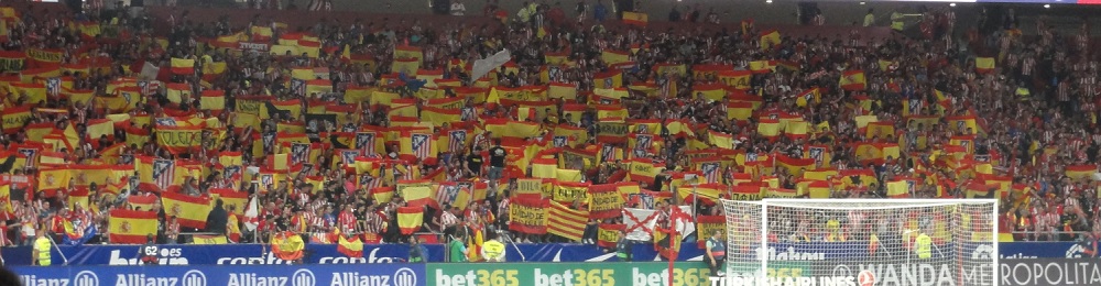 Spanien-Fahnen gegen Barcelona