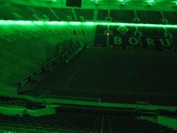 Der Borussia-Park bei Nacht