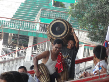 Trommeln bei den Fans von Ayeyawady