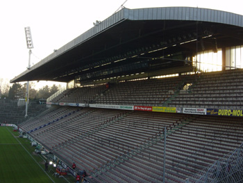 Die Haupttribüne 