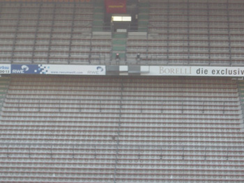 Sitze auf der Haupttribüne