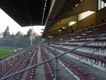Sitzreihen auf der Haupttribüne