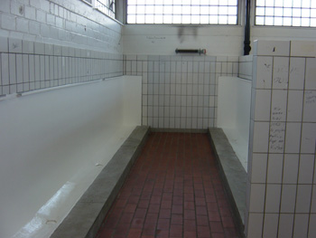 Die Toiletten hinter der Nordkurve