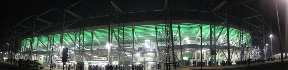 Borussia-Park in Mönchengladbach bei Nacht