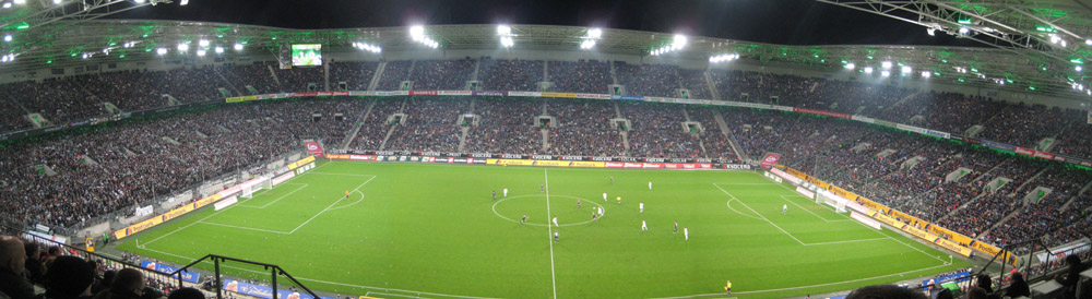 Flutlicht im Borussia-Park von Mönchengladbach
