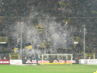 Konfetti-Intro der Fans von Borussia Dortmund