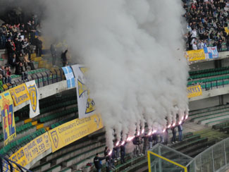 Fans von Chievo Verona mit Bengalos