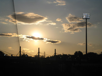 Sonnenuntergang über dem Stadion der Freundschaft in Cottbus