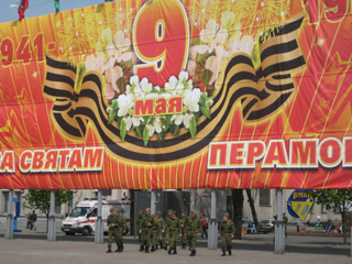 Weißrussische Soldaten vor Ankündigungstafeln für die Feierlichkeiten des Victory Day