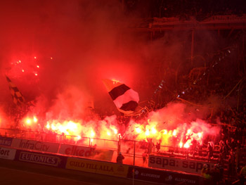 Pyrotechnik bei den AIK-Anhängern