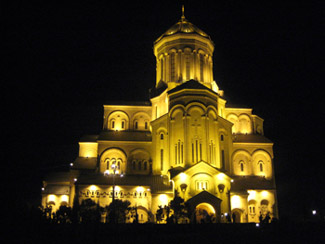 Dreifaltigkeits-Kathedrale in Tiflis bei Nacht