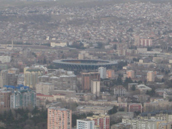 Das Boris-Paitschadse-Stadion aus der Ferne