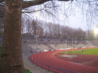 Blick auf die Gegengerade des Ischeland-Stadions in Hagen
