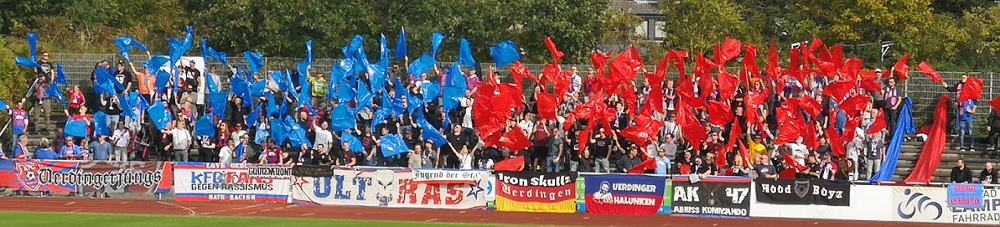 Uerdingen-Fans mit Choreo beim VfB Hilden