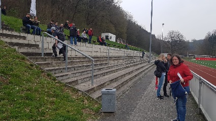 Stufen auf dem Sportplatz Breitenbachtal