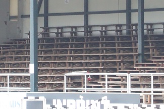 Holzbnke im Kolding Stadion