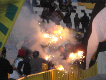 Fans von AEK Larnaka im NEO GSZ