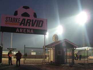 Flutlicht über der Starke Arvid Arena in Ljungskile