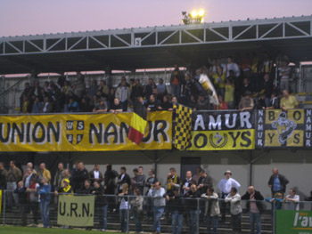 Die Fans von Union Royal Namur versammeln sich im Oberrang