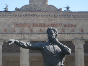 Statue von Tofik Bakhramov vor dem Nationalstadion in Baku