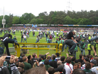 Platzsturm der Fans von Borussia Mönchengladbach in Paderborn