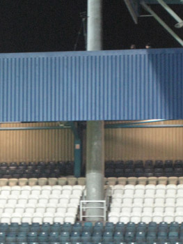 Flutlichtmast duch das Stadiondach der Loftus Road