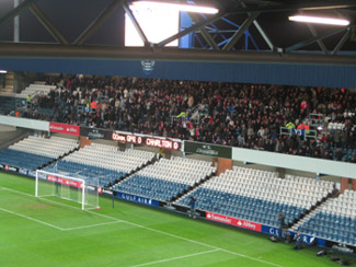 Fans von Charlton Athletic beim Derby gegen die Queens Park Rangers