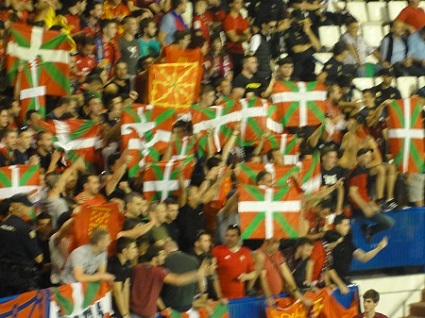 Baskenland-Fahnen bei den Fans von Osasuna
