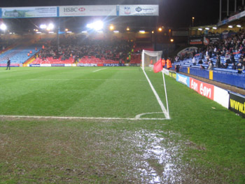 Regen in London, im Hintergrund die Fans der Wolverhampton Wanderers