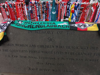 Borussia-Schal am Hillsborough Memorial