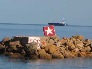 ESS-Graffito im Hafen von Sousse