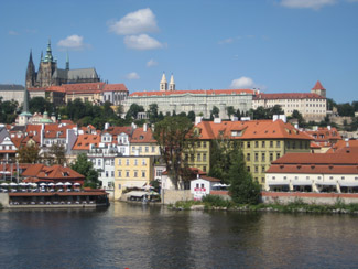 Blick von der Karlsbrcke ber die Moldau nach Prag