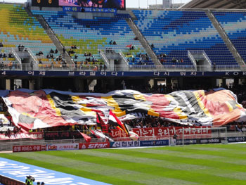 Blockfahne der Fans des FC Seoul im Super Match gegen Suwon