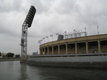Das Petrowski-Stadion liegt auf einer Insel in der Newa
