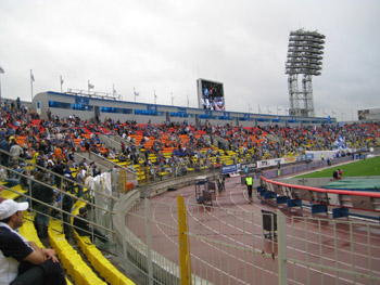 Riesige Flutlichmasten kennzeichnen das Petrowski-Stadion