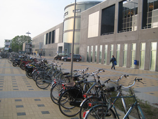 Fahrräder vor dem Stadion von Zwolle