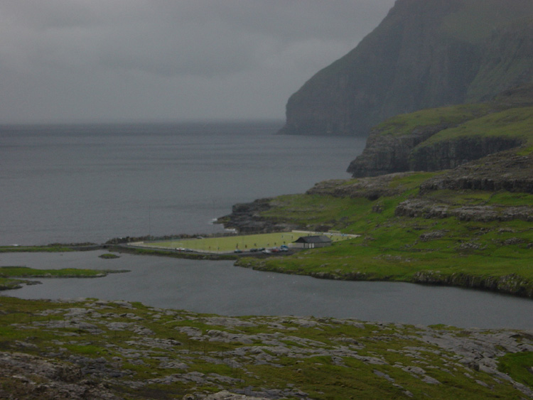 Idyllischer als dieser Sportplatz in Eidi kann ein Rasen-Geviert wohl kaum liegen