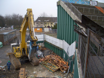 Der Bagger bahnt sich seinen Weg