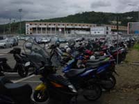 Vespa-Versammlung vor dem Stadion in Arezzo