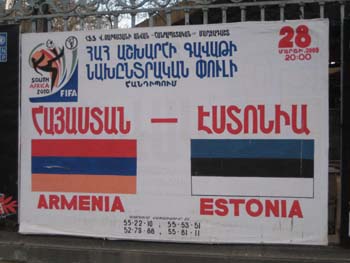 Werbung in Eriwan für das Länderspiel gegen Estland