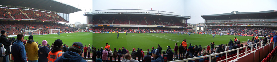 Highbury, rechts das berühmte Clock End