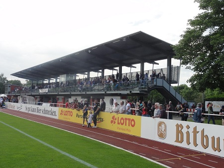 Tribüne im Apolinnarisstadion in Bad Neuenahr