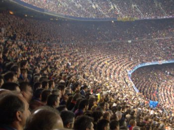 Zuschauermassen im Nou Camp