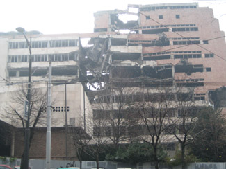 Bombenschäden erinnern noch heute an den Krieg