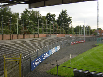 Die veraltete Hintertortribüne
